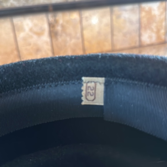 Vintage hat with pin embellishment - Picture 7 of 8